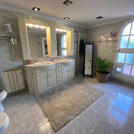 ヴィラ El Coto フエンヒロラ